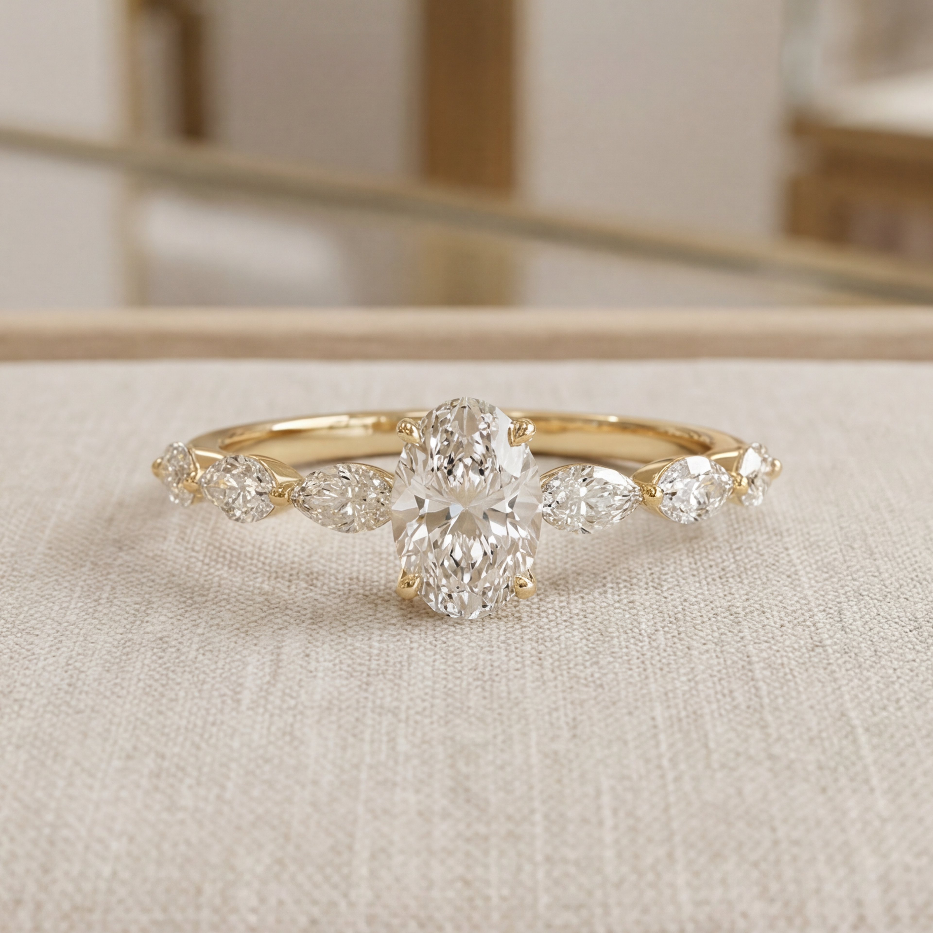 Bague solitaire accompagné diamant ovale et diamants marquise