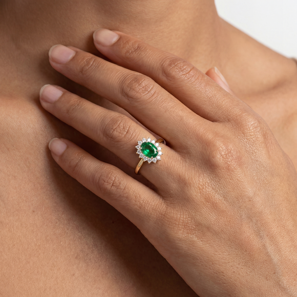 Bague entourage émeraude et diamant Petite Pompadour