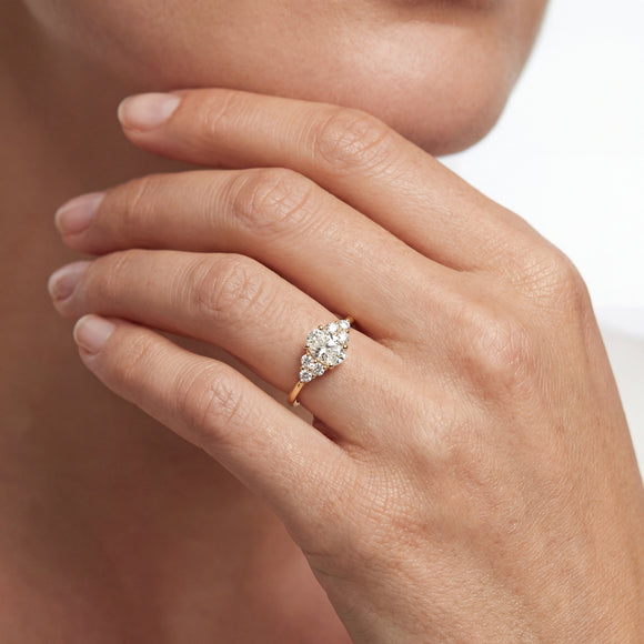 bague diamant ovale accompagné or jaune 18 carats