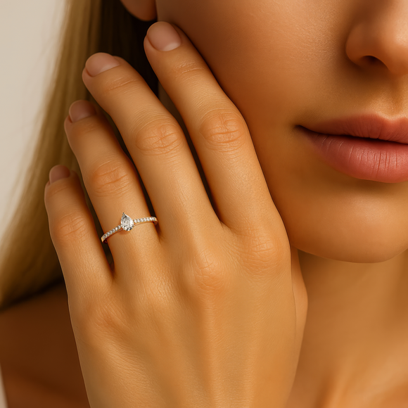 Solitaire accompagné émeraude et diamant Divine Idylle - 2