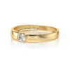 Alliance en or jaune 18 carats avec une pierre précieuse ronde, mettant en valeur son éclat et son élégance. Parfaite pour les fiançailles ou un cadeau spécial, cette bague allie simplicité et sophistication pour symboliser l'amour éternel. Un bijou intemporel qui attire tous les regards.