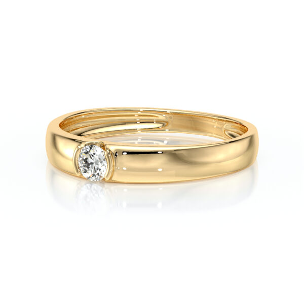Alliance en or jaune 18 carats avec une pierre précieuse ronde, mettant en valeur son éclat et son élégance. Parfaite pour les fiançailles ou un cadeau spécial, cette bague allie simplicité et sophistication pour symboliser l'amour éternel. Un bijou intemporel qui attire tous les regards.