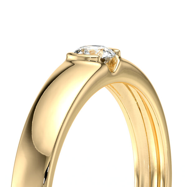 Bague en or jaune avec un diamant brillant, modèle classique élégant, mettant en valeur la lumière et la brillance du gemme. Idéale pour des occasions spéciales comme les fiançailles ou les anniversaires, reflétant la beauté et l'intemporalité de la joaillerie.
