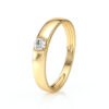 Bague en or jaune brillant avec un diamant central, au design élégant et moderne, parfaite pour les fiançailles ou les célébrations, mettant en valeur la simplicité et le luxe. Modèle + diamant.