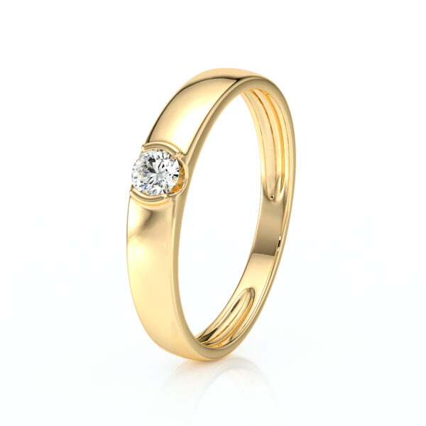 Bague en or jaune brillant avec un diamant central, au design élégant et moderne, parfaite pour les fiançailles ou les célébrations, mettant en valeur la simplicité et le luxe. Modèle + diamant.