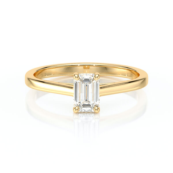 Solitaire en diamant serti de 4 griffes et une pierre taillée en émeraude, en or 18 carats