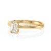 Solitaire en diamant serti de 4 griffes et une pierre taillée en émeraude, en or 18 carats