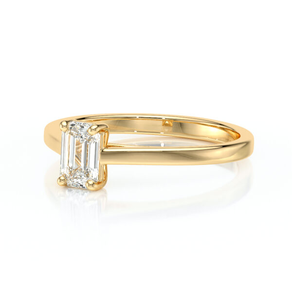 Solitaire en diamant serti de 4 griffes et une pierre taillée en émeraude, en or 18 carats