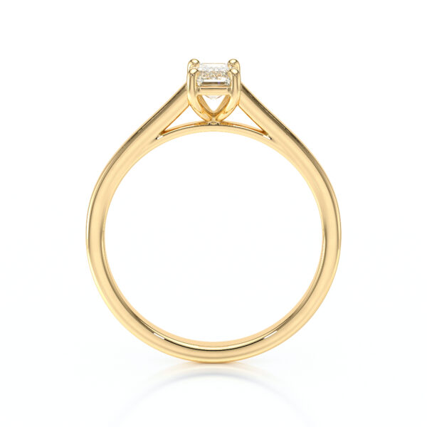 Solitaire en diamant serti de 4 griffes et une pierre taillée en émeraude, en or 18 carats