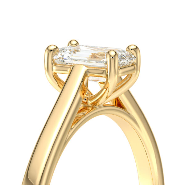 Solitaire en diamant serti de 4 griffes et une pierre taillée en émeraude, en or 18 carats