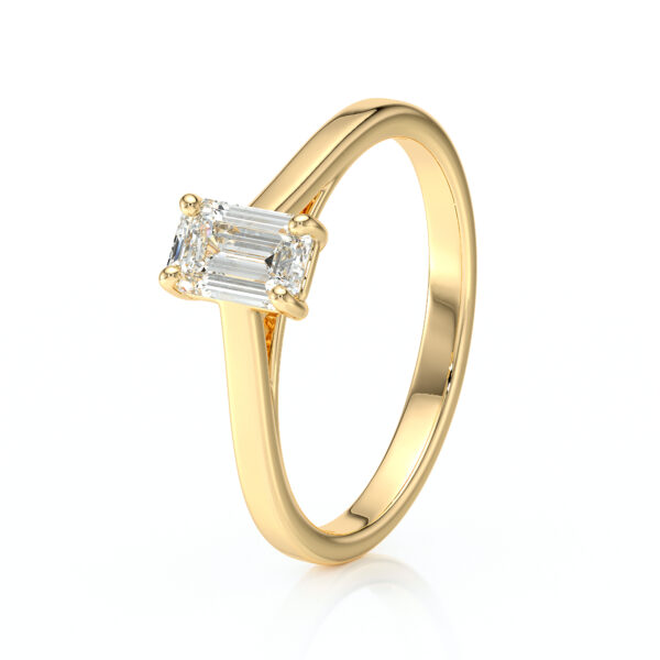 Solitaire en diamant serti de 4 griffes et une pierre taillée en émeraude, en or 18 carats