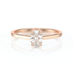 Solitaire en diamant serti de 4 griffes et une pierre taillée en ovale, en or 18 carats