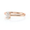 Solitaire en diamant serti de 4 griffes et une pierre taillée en ovale, en or 18 carats