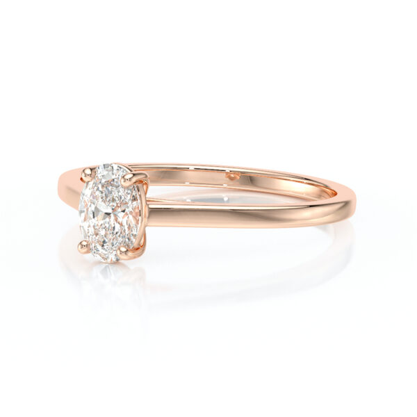 Solitaire en diamant serti de 4 griffes et une pierre taillée en ovale, en or 18 carats