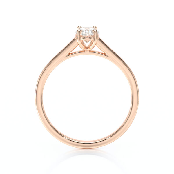 Solitaire en diamant serti de 4 griffes et une pierre taillée en ovale, en or 18 carats