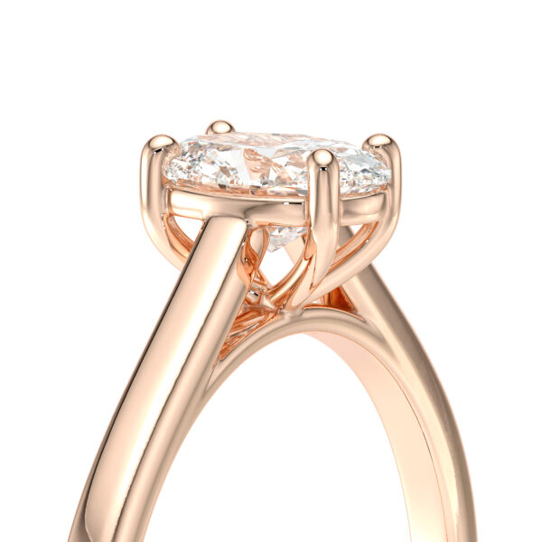 Solitaire en diamant serti de 4 griffes et une pierre taillée en ovale, en or 18 carats