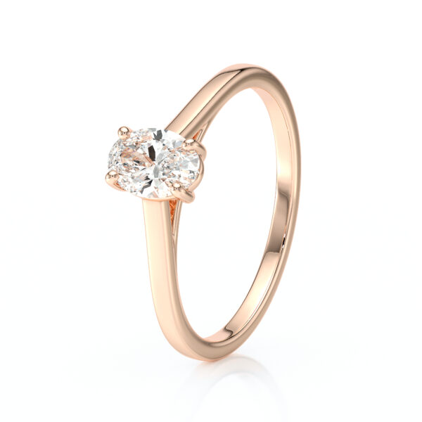 Solitaire en diamant serti de 4 griffes et une pierre taillée en ovale, en or 18 carats