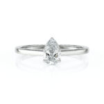 Bague en métal précieux avec un diamant en forme de poire, mettant en valeur un brillant éclat, idéale pour une proposition de mariage ou une occasion spéciale, symbolisant l'amour et l'engagement.