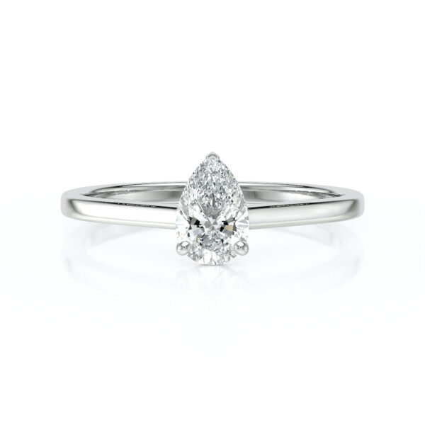 Bague en métal précieux avec un diamant en forme de poire, mettant en valeur un brillant éclat, idéale pour une proposition de mariage ou une occasion spéciale, symbolisant l'amour et l'engagement.