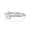 Bague en or blanc avec un diamant en forme de poire, serti de manière élégante, reflétant la lumière et mettant en valeur sa brillance. Parfaite pour des fiançailles ou un cadeau spécial, cette bague allie modernité et sophistication, idéale pour les amateurs de bijoux raffinés.