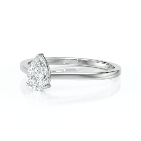 Bague en or blanc avec un diamant en forme de poire, serti de manière élégante, reflétant la lumière et mettant en valeur sa brillance. Parfaite pour des fiançailles ou un cadeau spécial, cette bague allie modernité et sophistication, idéale pour les amateurs de bijoux raffinés.