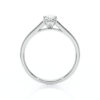 Bague de fiançailles en or blanc avec un diamanta rond central, modèle élégant à solitaires, mettant en valeur la brillance du diamant. Design moderne et raffiné, parfait pour une demande en mariage ou une occasion spéciale.
