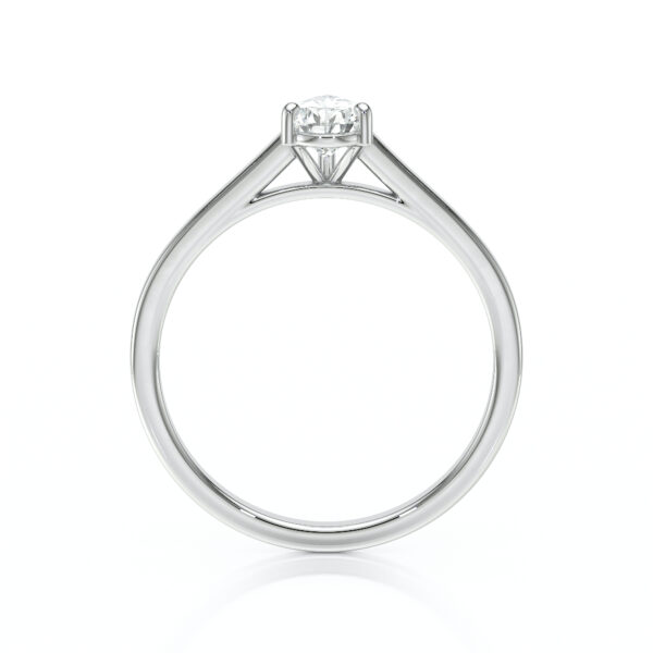 Bague de fiançailles en or blanc avec un diamanta rond central, modèle élégant à solitaires, mettant en valeur la brillance du diamant. Design moderne et raffiné, parfait pour une demande en mariage ou une occasion spéciale.