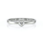 Bague en platine avec un diamant rond brillant au centre, caractérisée par un design élégant et minimaliste, idéale pour les fiançailles ou comme cadeau spécial. Cette bague met en valeur la simplicité et l'éclat du diamant, parfaite pour un style moderne et raffiné.
