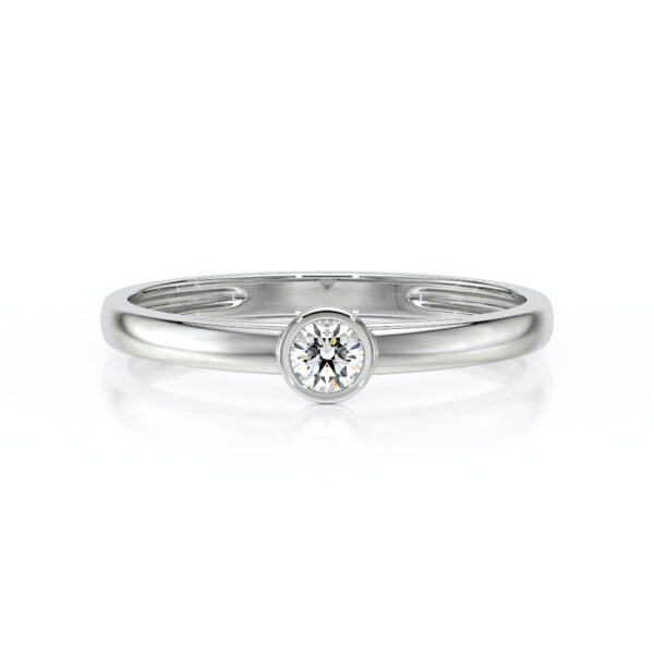 Bague en platine avec un diamant rond brillant au centre, caractérisée par un design élégant et minimaliste, idéale pour les fiançailles ou comme cadeau spécial. Cette bague met en valeur la simplicité et l'éclat du diamant, parfaite pour un style moderne et raffiné.