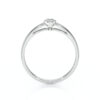 Bague de fiançailles élégante en argent avec un diamant brillant monté en hauteur, mettant en valeur un design moderne et épuré. Cette bague présente un corps lisse et poli, accentué par des lignes délicates qui ajoutent sophistication et glamour, idéale pour une proposition romantique ou un cadeau spécial.