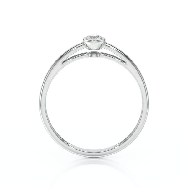 Bague de fiançailles élégante en argent avec un diamant brillant monté en hauteur, mettant en valeur un design moderne et épuré. Cette bague présente un corps lisse et poli, accentué par des lignes délicates qui ajoutent sophistication et glamour, idéale pour une proposition romantique ou un cadeau spécial.