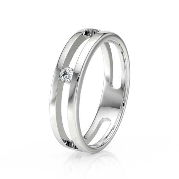 Bague en métal argenté avec un design moderne et élégant, featuring un diamant scintillant au centre, idéale pour un engagement ou une occasion spéciale. Ce bijou allie sophistication et simplicité, parfait pour les amateurs de mode.
