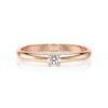 Solitaire 4 griffes avec un diamant rond serti sur une monture à corps rond en or 18 carats