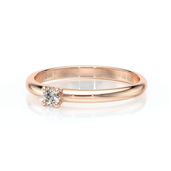 Solitaire 4 griffes avec un diamant rond serti sur une monture à corps rond en or 18 carats