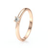 Solitaire 4 griffes avec un diamant rond serti sur une monture à corps rond en or 18 carats