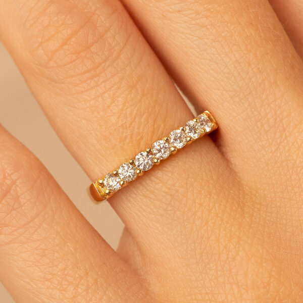 Bague en or délicate avec un pavé de diamants scintillants, mettant en valeur un design élégant et raffiné, parfait pour les fiançailles ou les occasions spéciales. Bague modèle + diamant, idéale pour les amoureux du luxe et de la sophistication.
