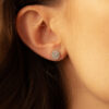 Boucles d'oreilles rondes en diamant, mise en valeur sur l'oreille d'une femme, créant un look élégant et raffiné, parfaites pour des occasions spéciales ou un usage quotidien. Ces earrings en diamant ajoutent une brillance intemporelle à toute tenue.