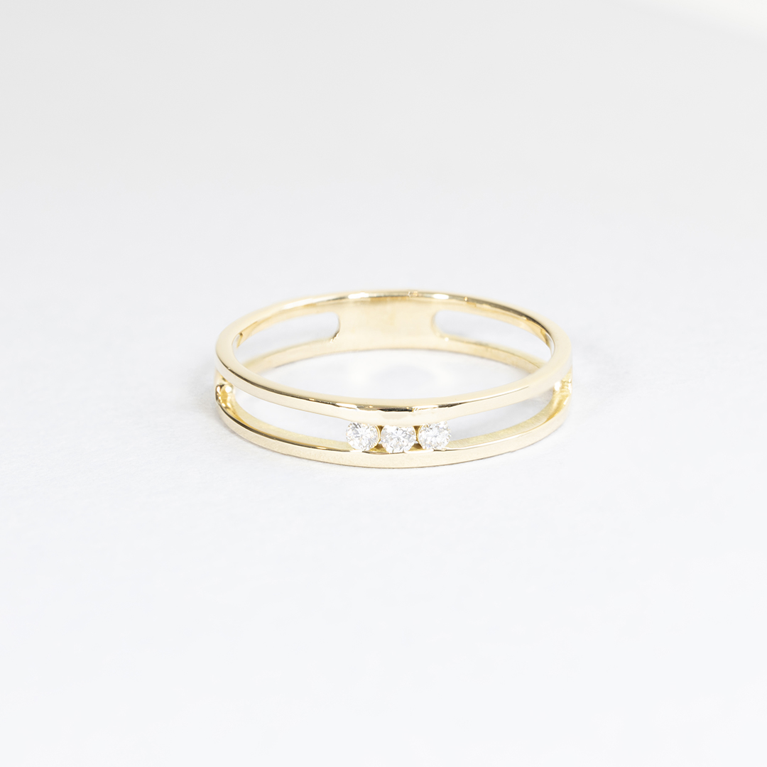Bague en or jaune avec trois diamants, design élégant et moderne, idéale pour une occasion spéciale ou comme cadeau. Modèle contemporain mettant en valeur l'éclat des pierres précieuses, parfait pour compléter n'importe quelle tenue.