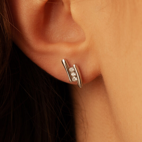 Boucles d'oreilles en argent avec design élégant et brillant, ornées de trois diamants. Idéales pour une soirée ou un usage quotidien, ces boucles apportent une touche moderne et subtile à toute tenue. Modèle contemporain + diamant.