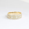 Bague en or jaune ornée de diamants étincelants, affichant des découpes en forme de baguette, avec des rangées de pierres précieuses blanches brillantes. Ce bijou raffiné présente un design moderne et élégant, idéal pour les occasions spéciales ou comme bijou de luxe au quotidien. Parfait pour les amateurs de joaillerie haut de gamme.