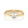 Bague de fiançailles en or jaune avec un diamant brillant en taille ronde, mettant en valeur un design élégant et moderne, idéale pour une proposition romantique. Modèle + diamant.