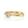 Bague en or jaune avec un diamant rond monté sur une tige élégante, modèle unique pour fiançailles ou anniversaire, idéale pour symboliser l'amour et l'engagement. Parfaite pour les occasions spéciales et les moments inoubliables.