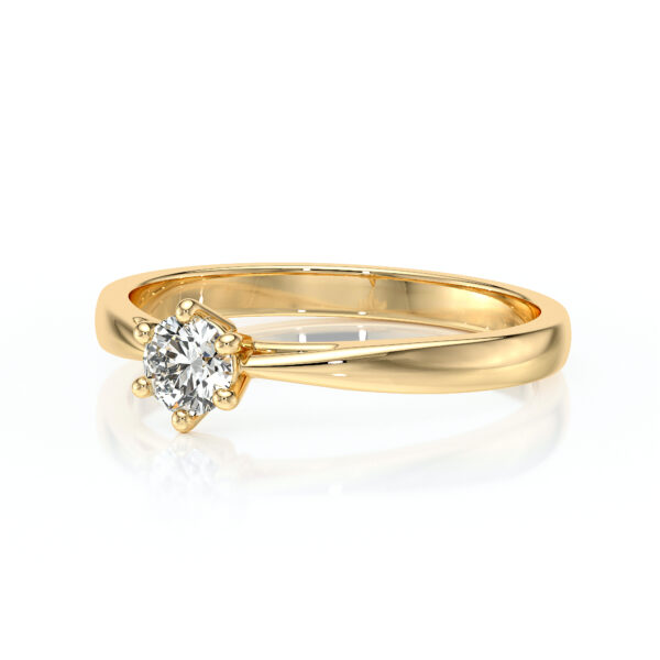 Bague en or jaune avec un diamant rond monté sur une tige élégante, modèle unique pour fiançailles ou anniversaire, idéale pour symboliser l'amour et l'engagement. Parfaite pour les occasions spéciales et les moments inoubliables.