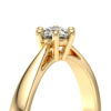 Bague en or jaune 18 carats avec un diamant rond serti, mettant en valeur la brillance et l'éclat du diamant, parfaite pour une demande en mariage ou comme bijou de luxe. Modèle + diamant.