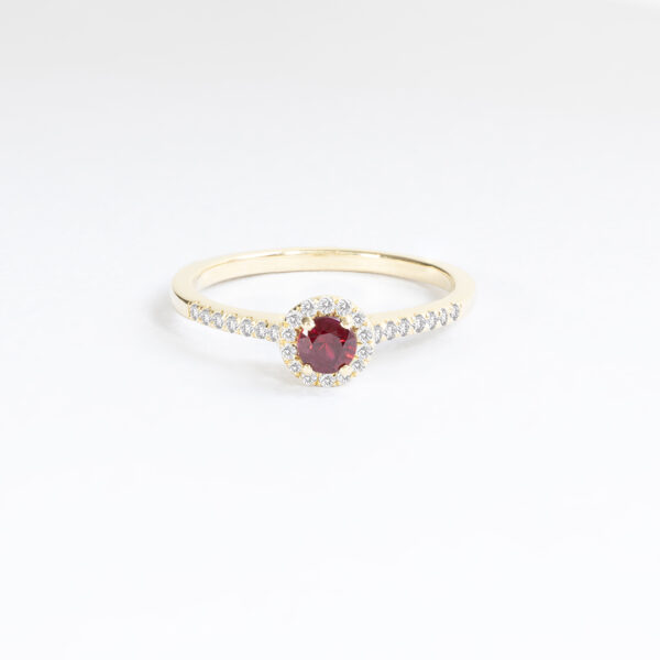 Bague en or jaune avec un rubis central, entouré de diamants scintillants, idéal pour une proposition de fiançailles ou un cadeau spécial, élégante et raffinée.