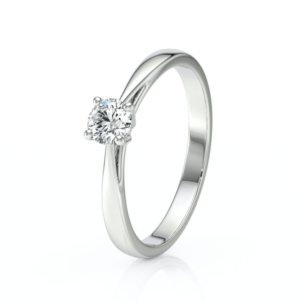 Bague de fiançailles en or blanc avec un diamant solitaire brillant. Design élégant avec un diamant étincelant, monté sur une tige fine et contemporaine, parfaite pour une proposition romantique. Bague raffinée mettant en valeur le diamant au centre, idéal pour les occasions spéciales.