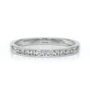 Bague élégante en or blanc sertie de diamants, avec une rangée de pierres précieuses brillantes sur le devant, représentant le modèle idéal pour une alliance ou une pièce de joaillerie raffinée, parfaite pour les occasions spéciales.