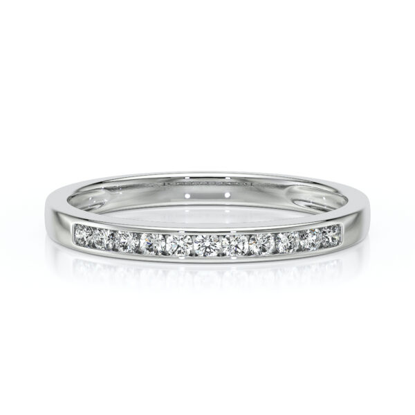 Bague élégante en or blanc sertie de diamants, avec une rangée de pierres précieuses brillantes sur le devant, représentant le modèle idéal pour une alliance ou une pièce de joaillerie raffinée, parfaite pour les occasions spéciales.