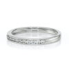 Bague en or blanc élégante avec des diamants sertis, modèle moderne et minimaliste, parfaite pour une demande en mariage ou une occasion spéciale, ajoutant une touche de brillance et de sophistication à toute tenue.