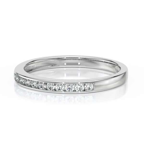 Bague en or blanc élégante avec des diamants sertis, modèle moderne et minimaliste, parfaite pour une demande en mariage ou une occasion spéciale, ajoutant une touche de brillance et de sophistication à toute tenue.